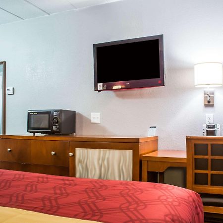 Econo Lodge Brockport Bagian luar foto