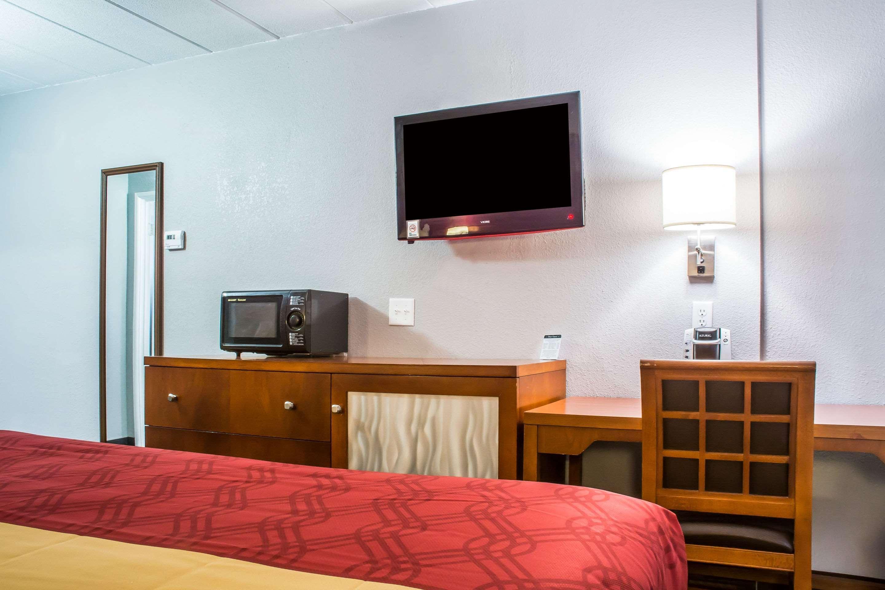 Econo Lodge Brockport Bagian luar foto