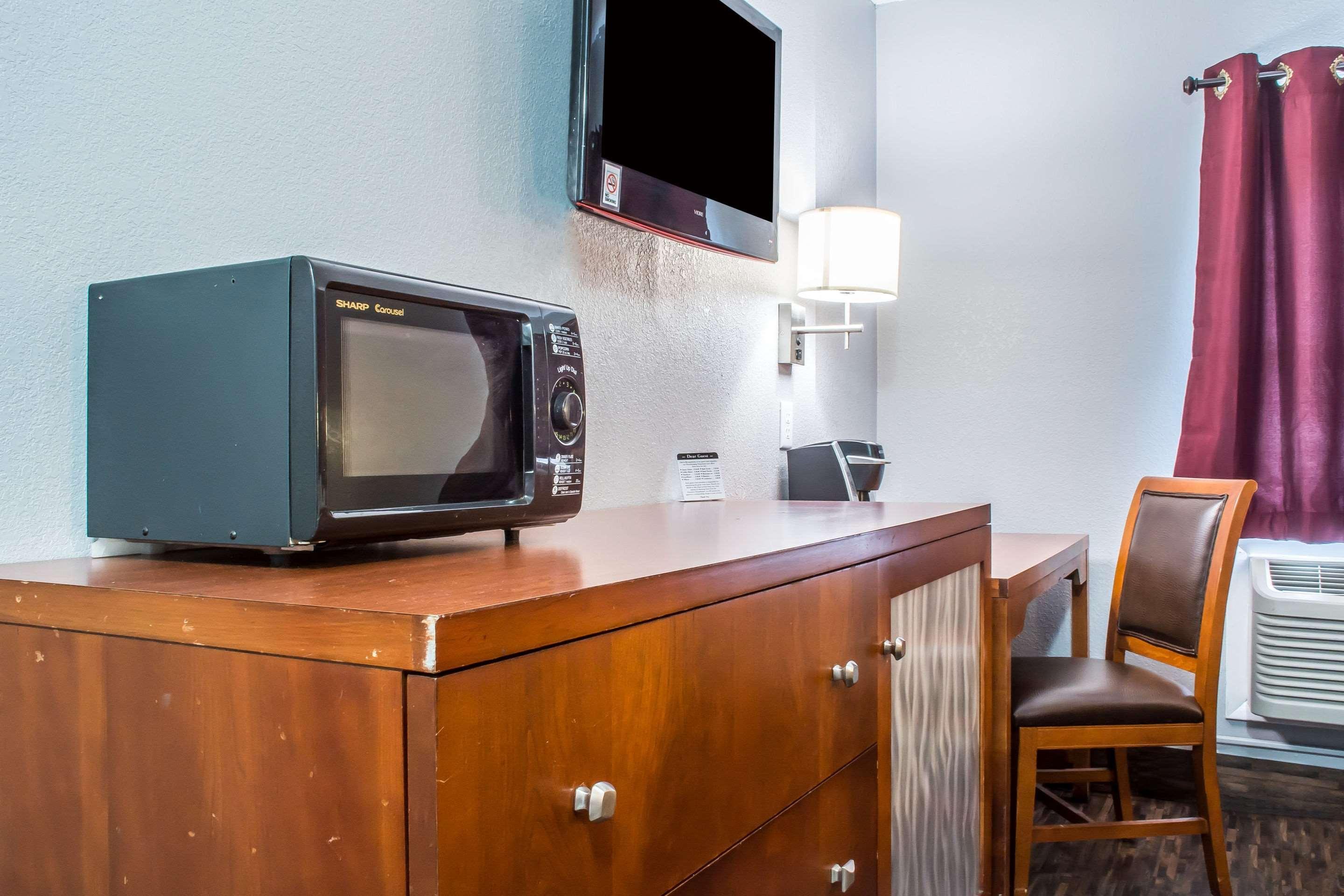 Econo Lodge Brockport Bagian luar foto