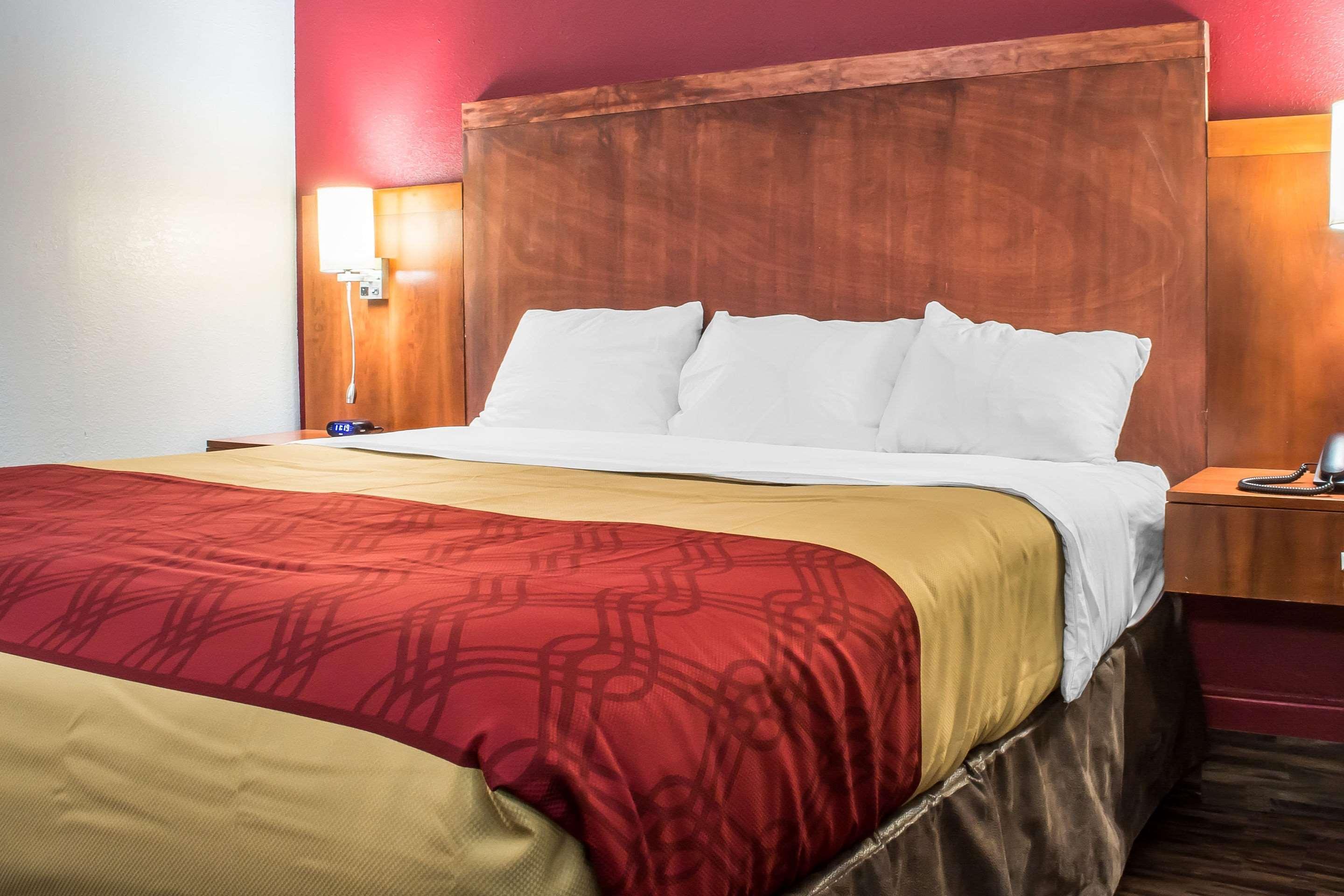 Econo Lodge Brockport Bagian luar foto
