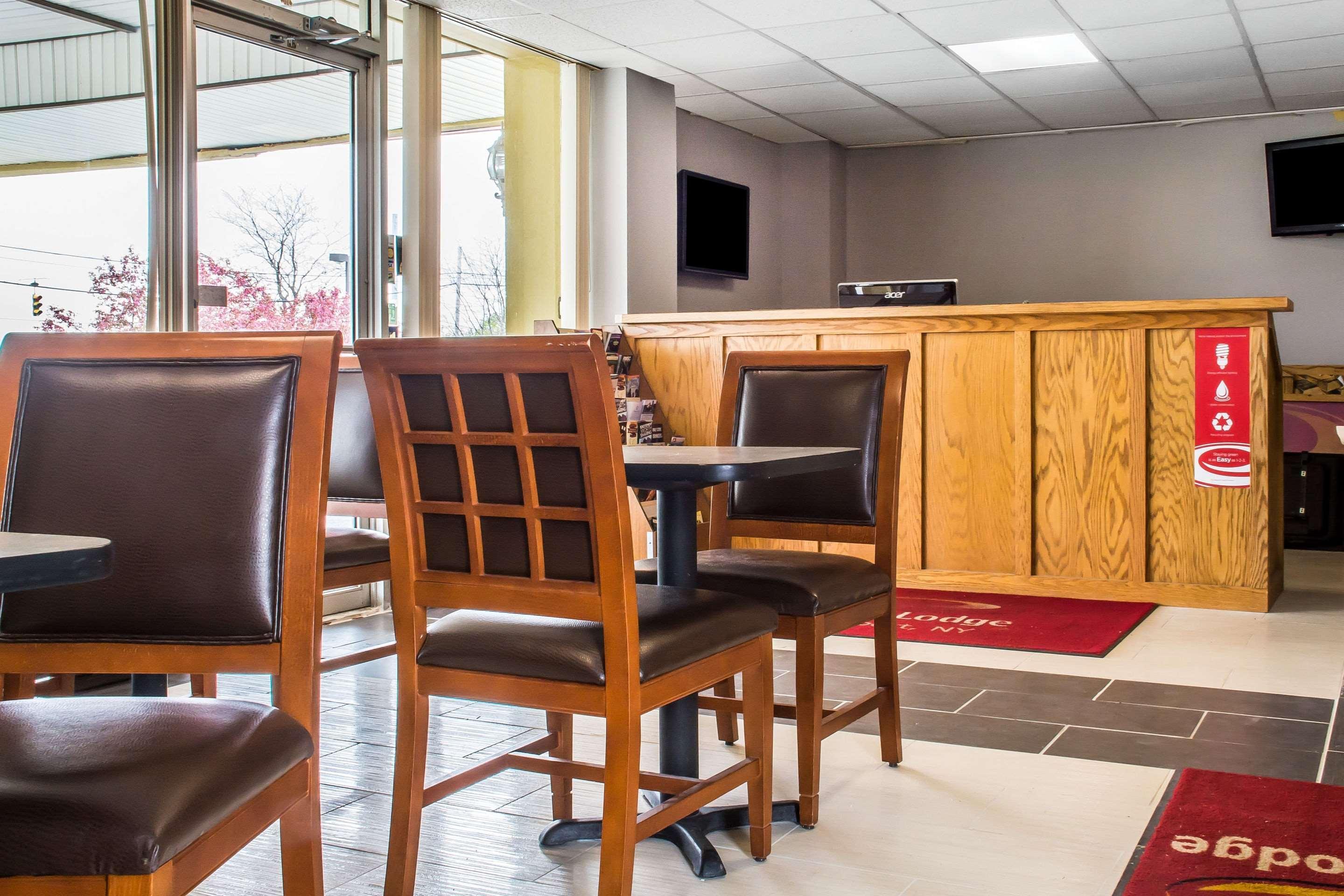 Econo Lodge Brockport Bagian luar foto