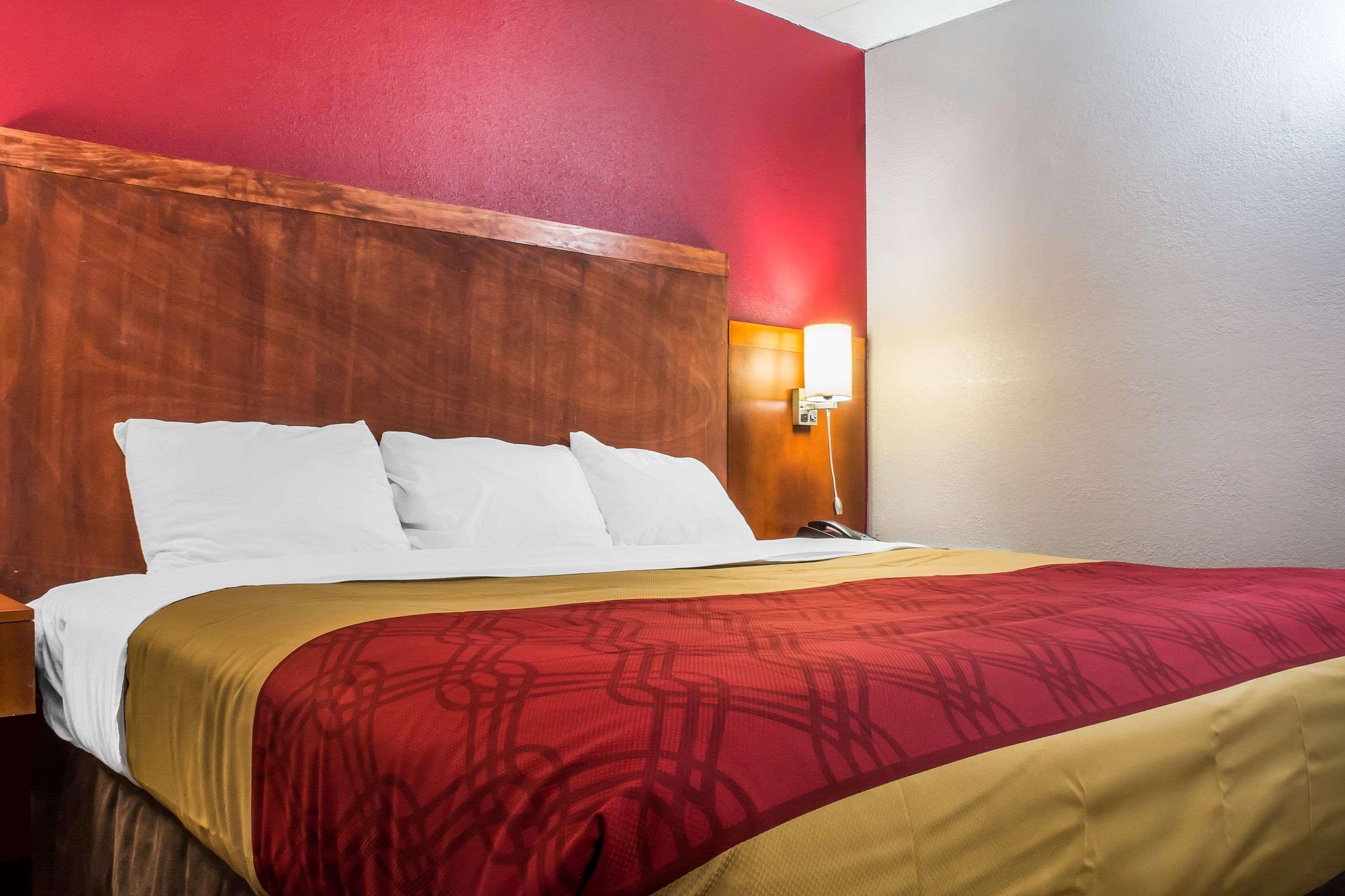 Econo Lodge Brockport Bagian luar foto