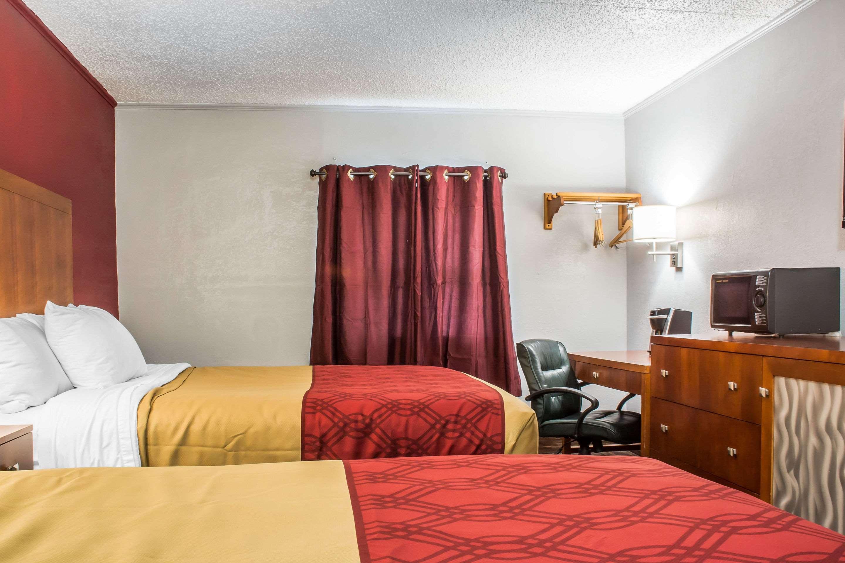 Econo Lodge Brockport Bagian luar foto