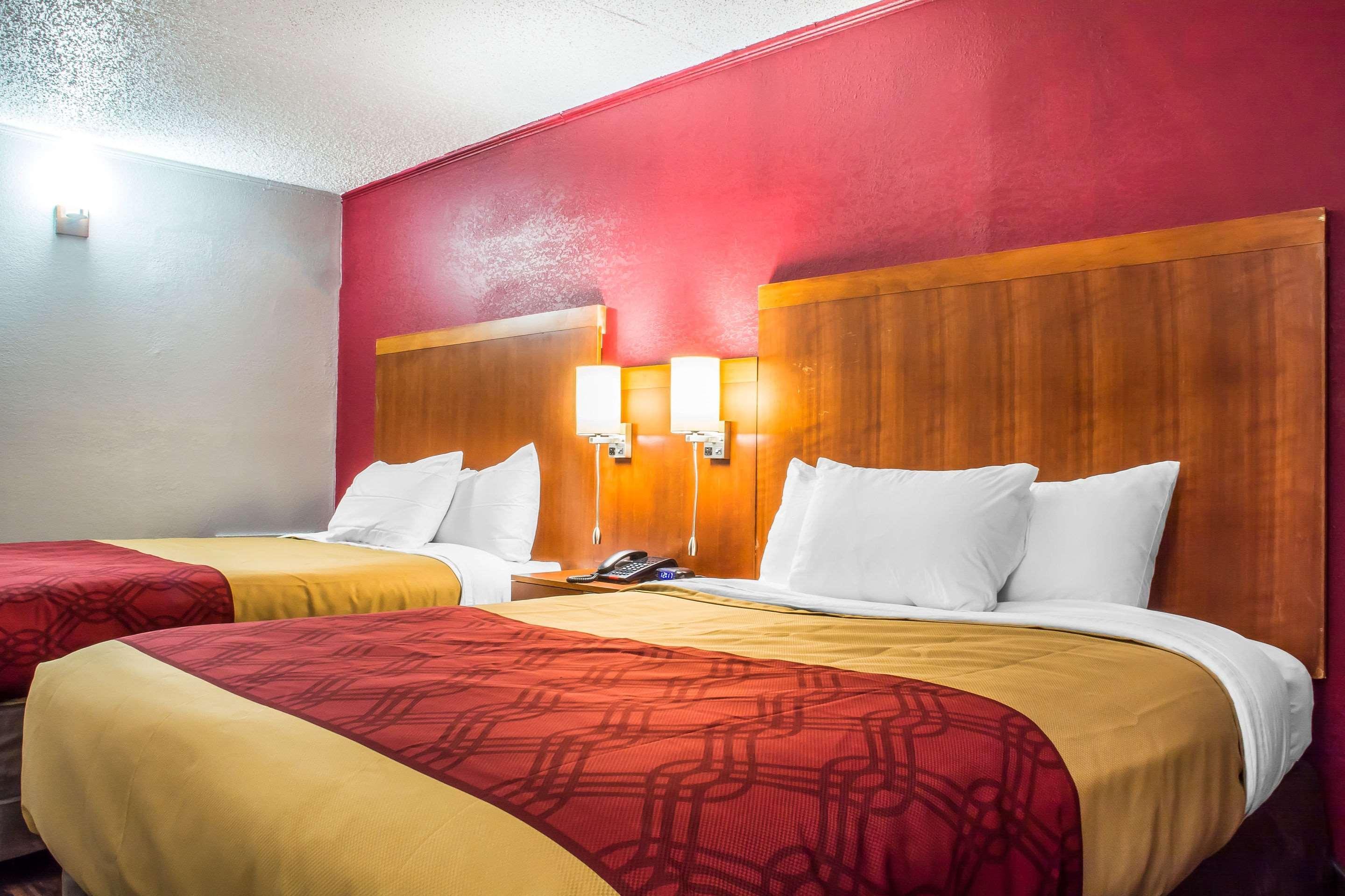 Econo Lodge Brockport Bagian luar foto
