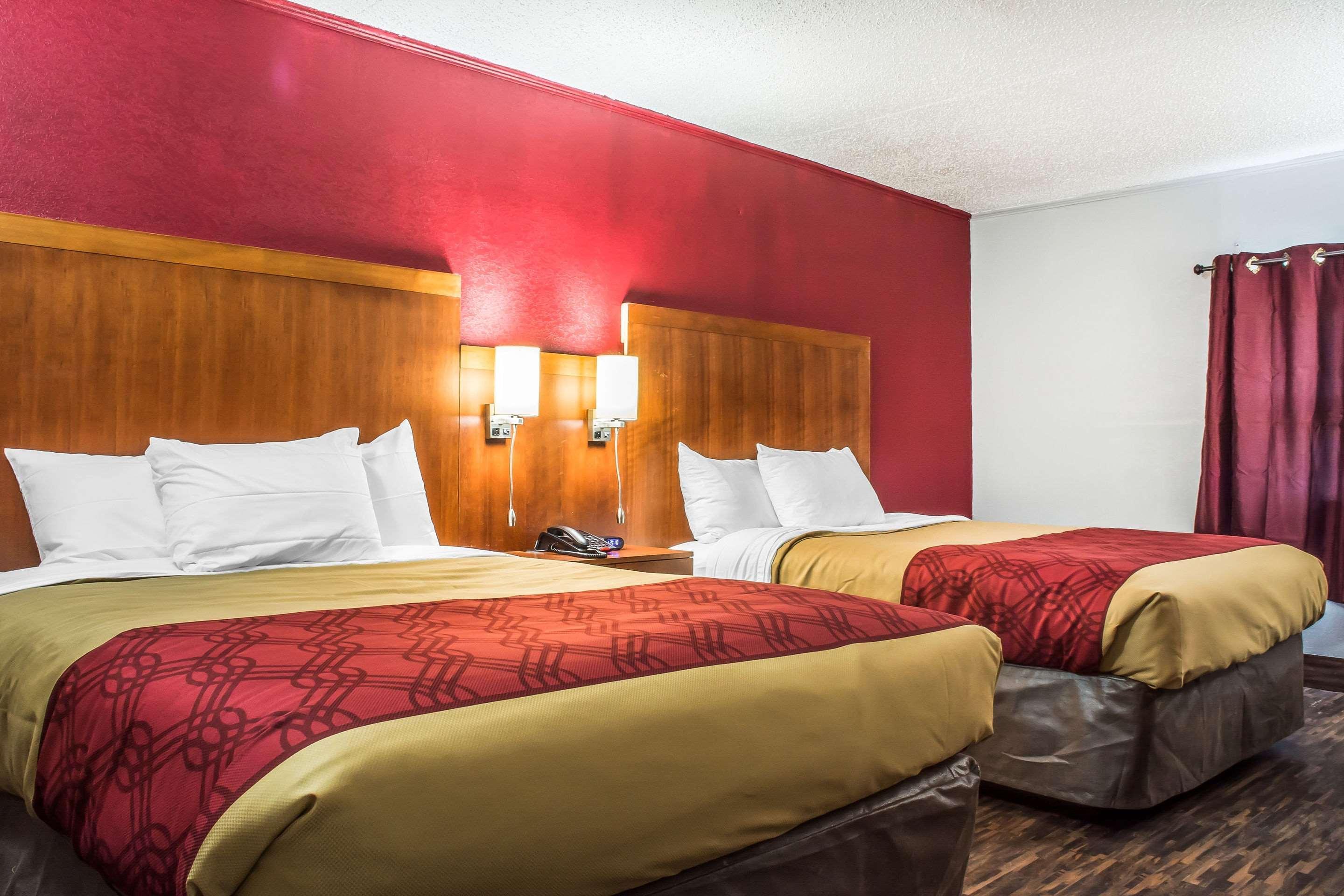 Econo Lodge Brockport Bagian luar foto
