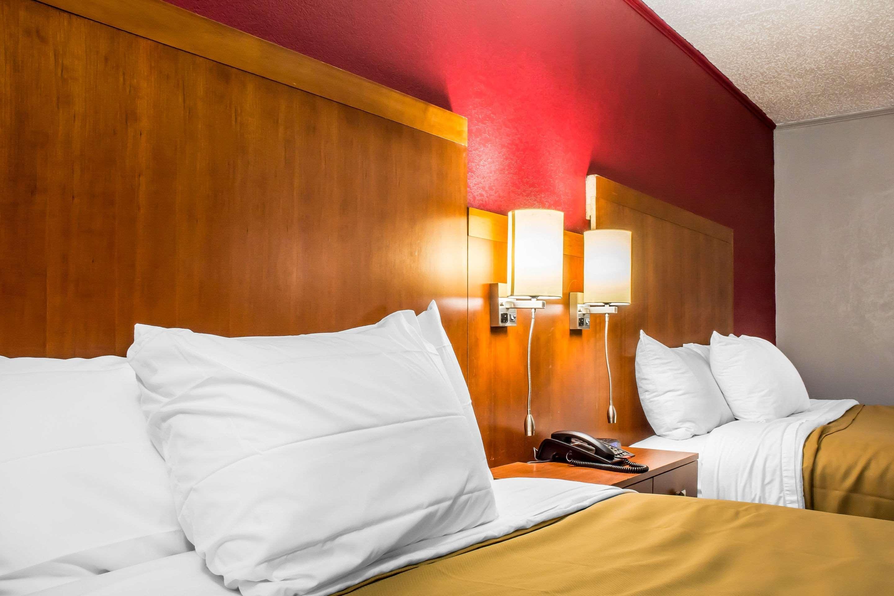 Econo Lodge Brockport Bagian luar foto