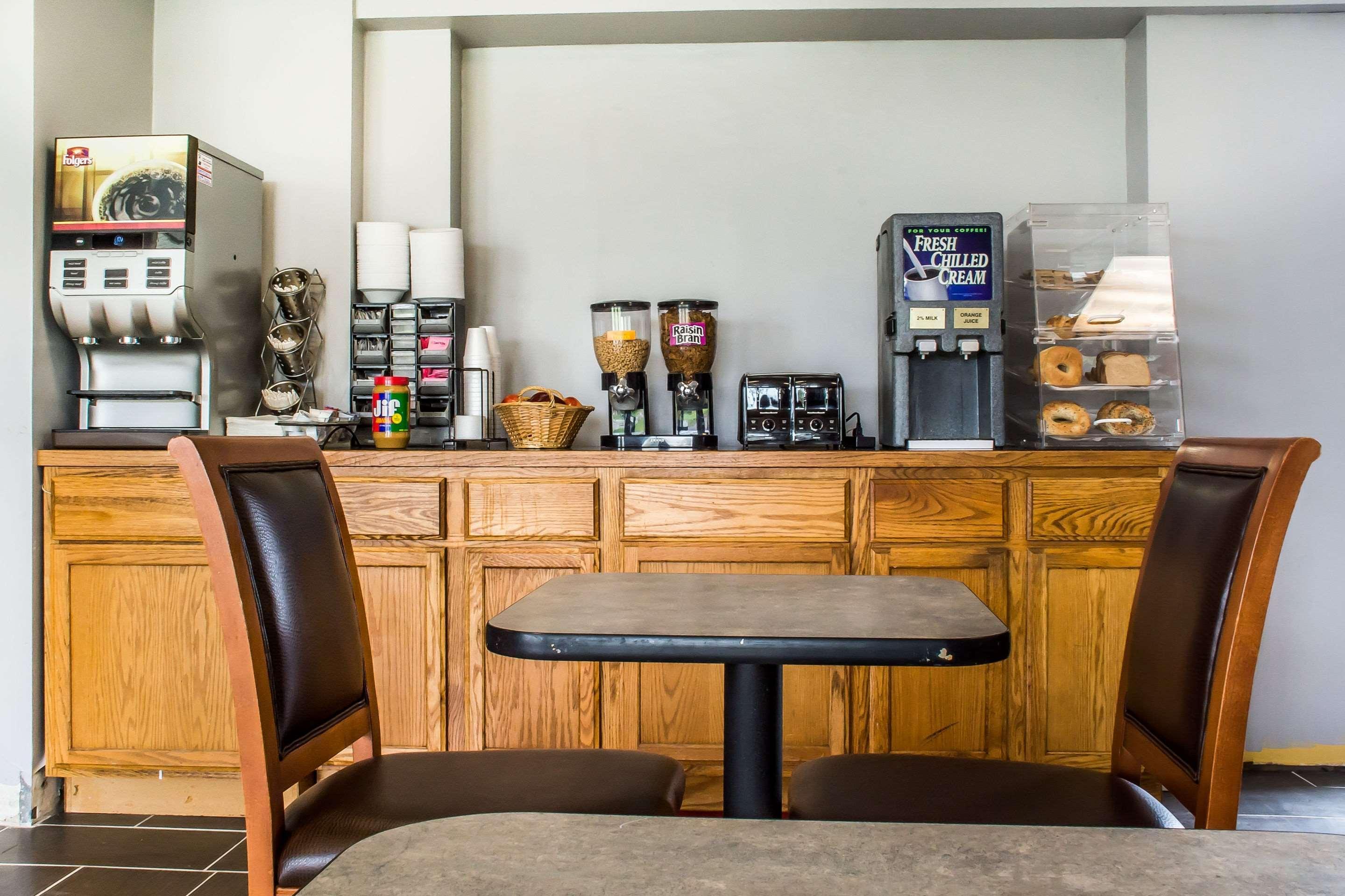 Econo Lodge Brockport Bagian luar foto