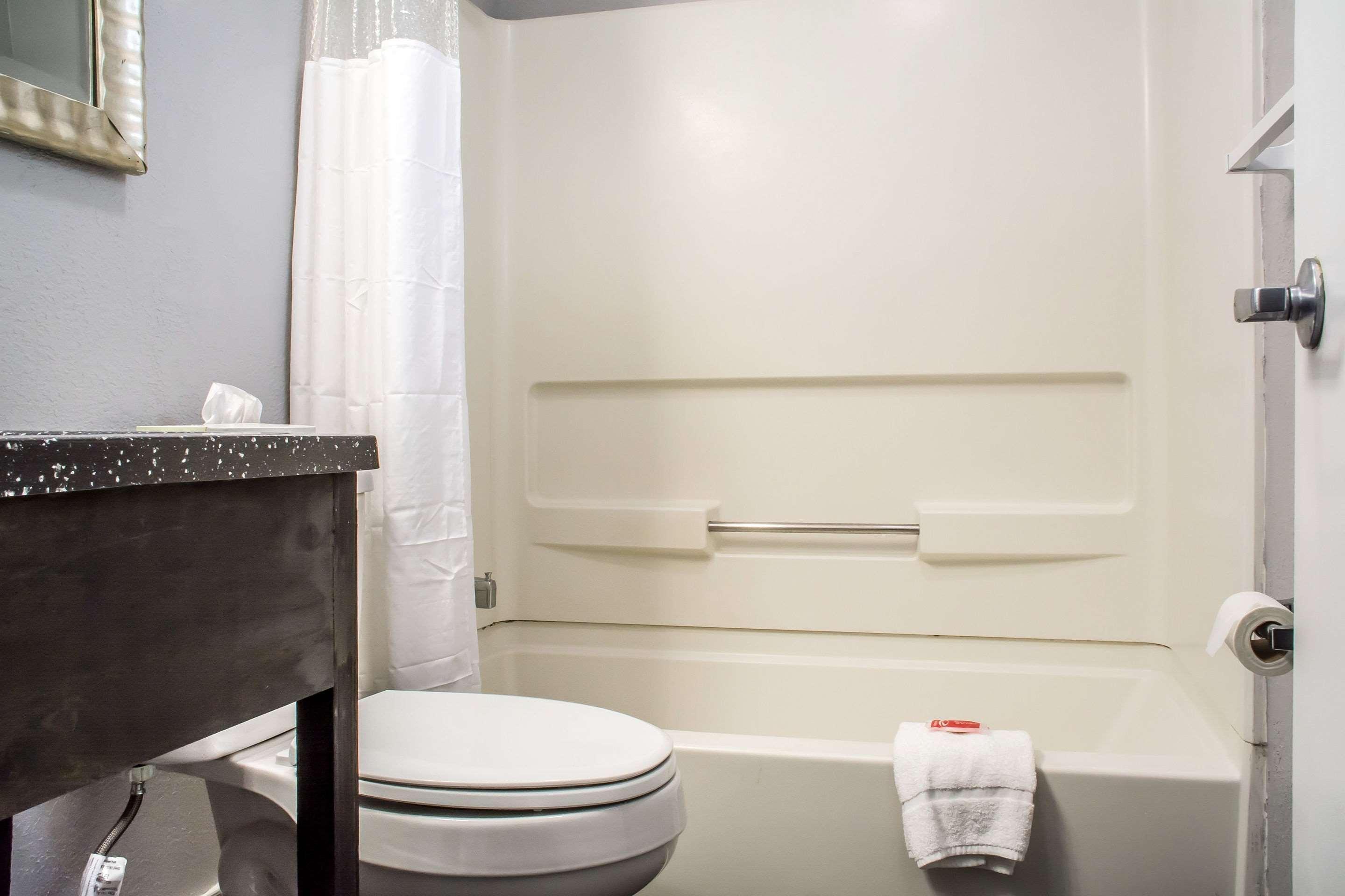 Econo Lodge Brockport Bagian luar foto