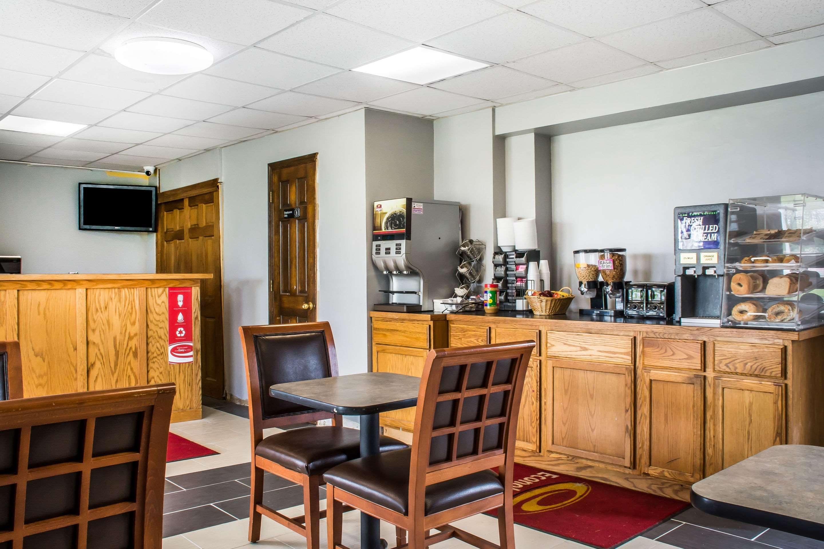 Econo Lodge Brockport Bagian luar foto