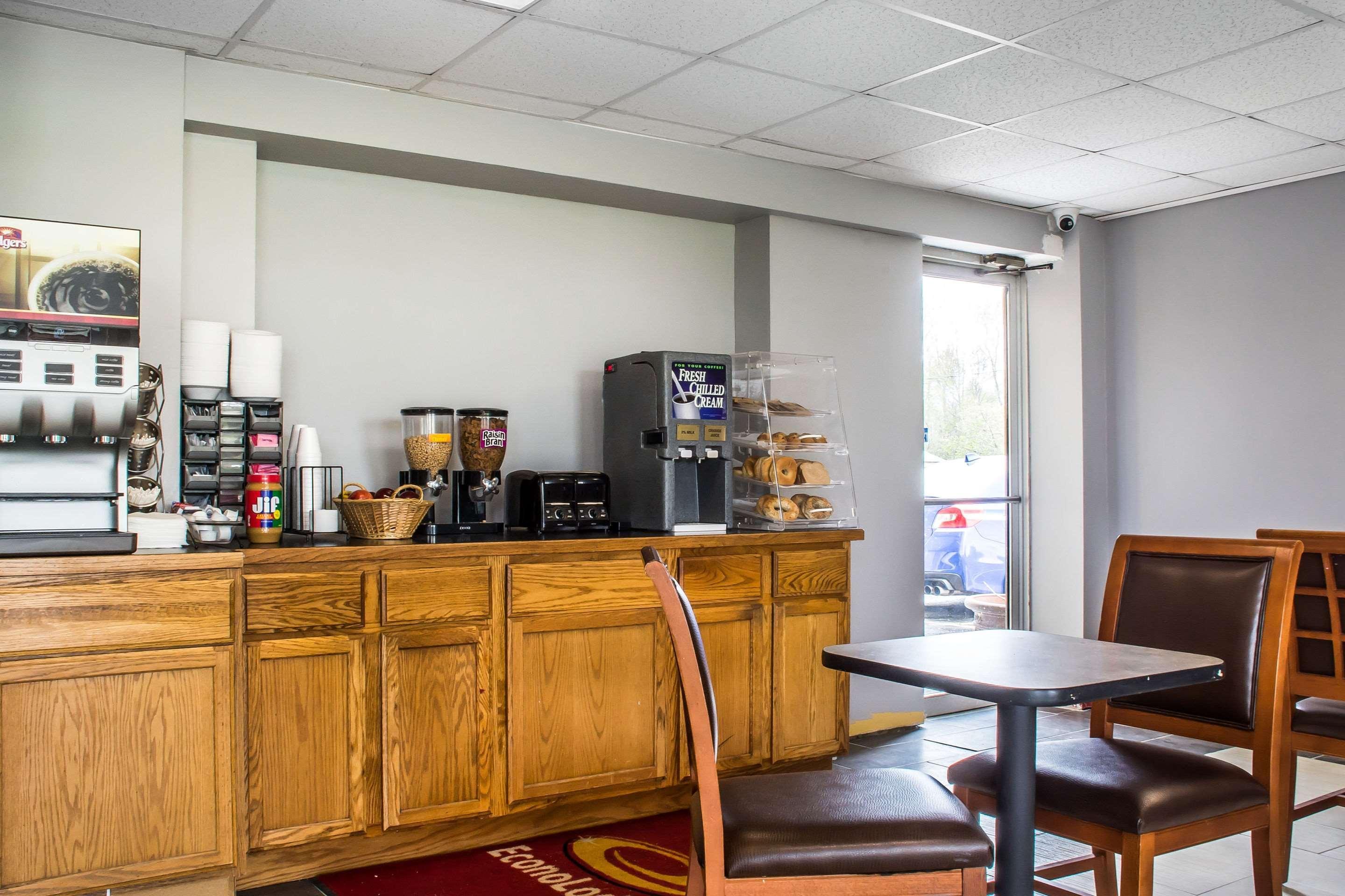 Econo Lodge Brockport Bagian luar foto
