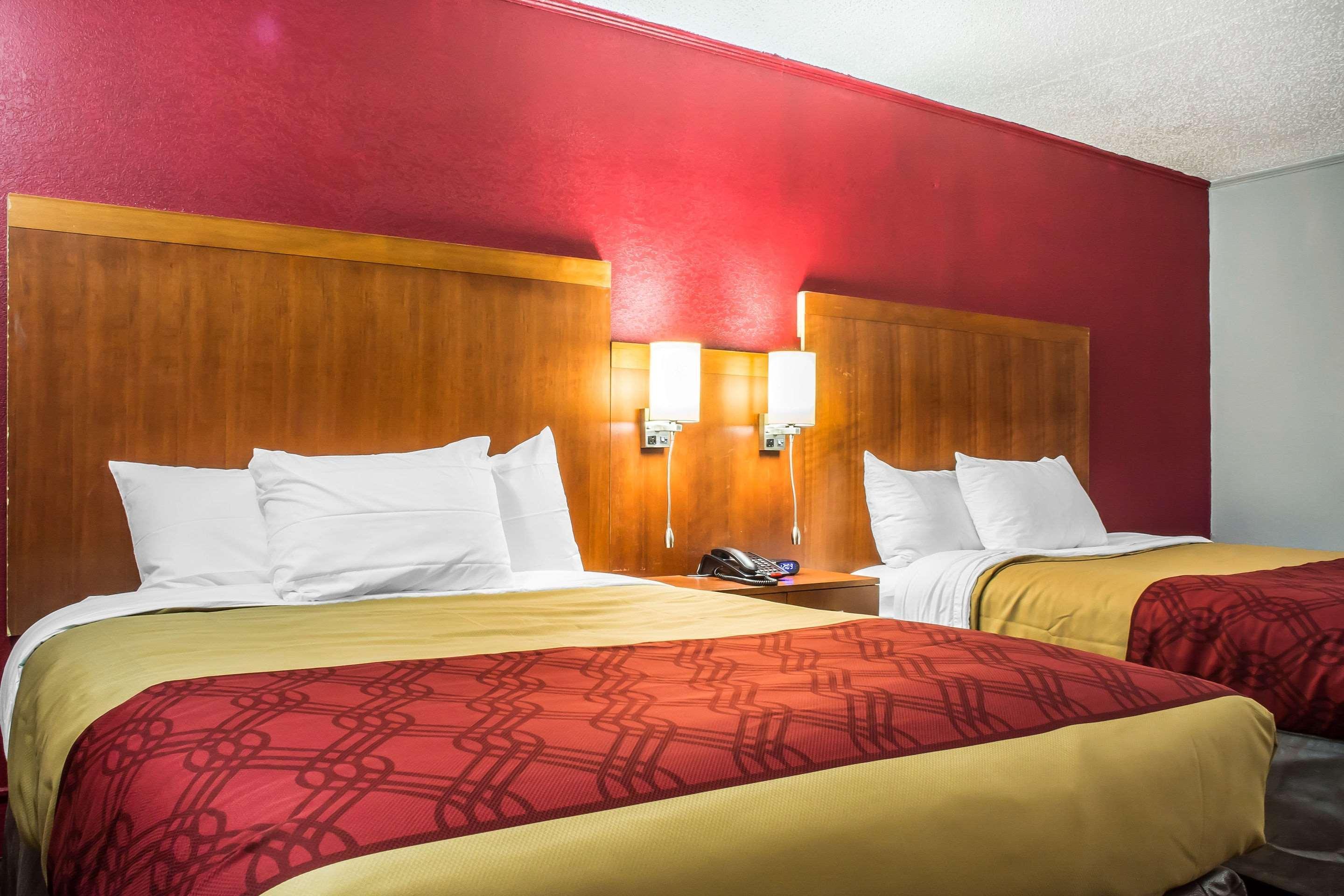 Econo Lodge Brockport Bagian luar foto