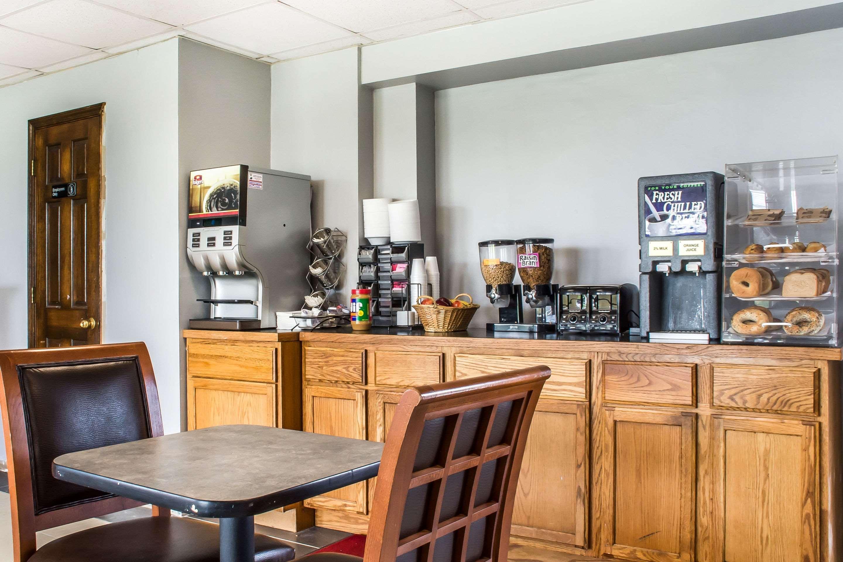 Econo Lodge Brockport Bagian luar foto