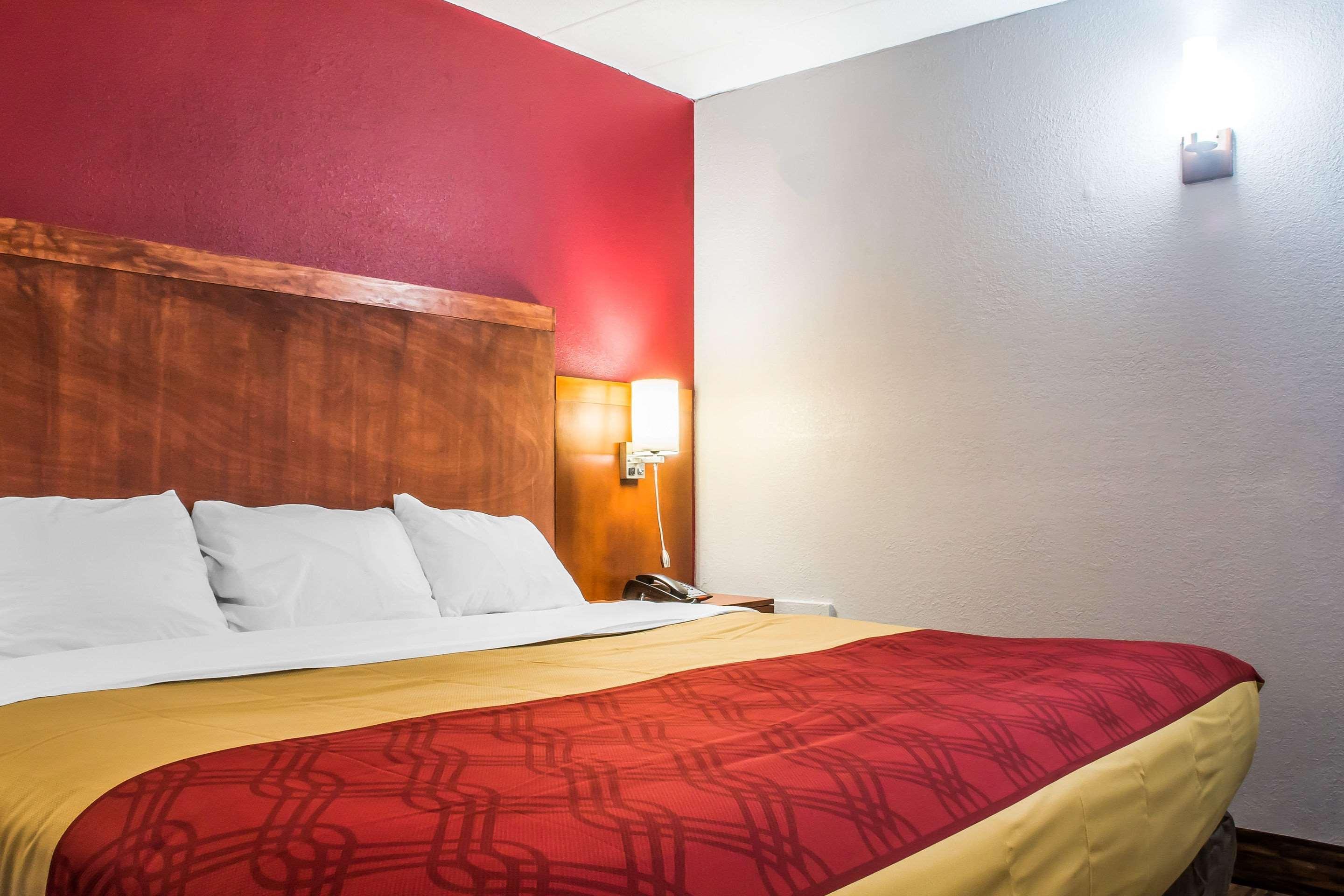 Econo Lodge Brockport Bagian luar foto