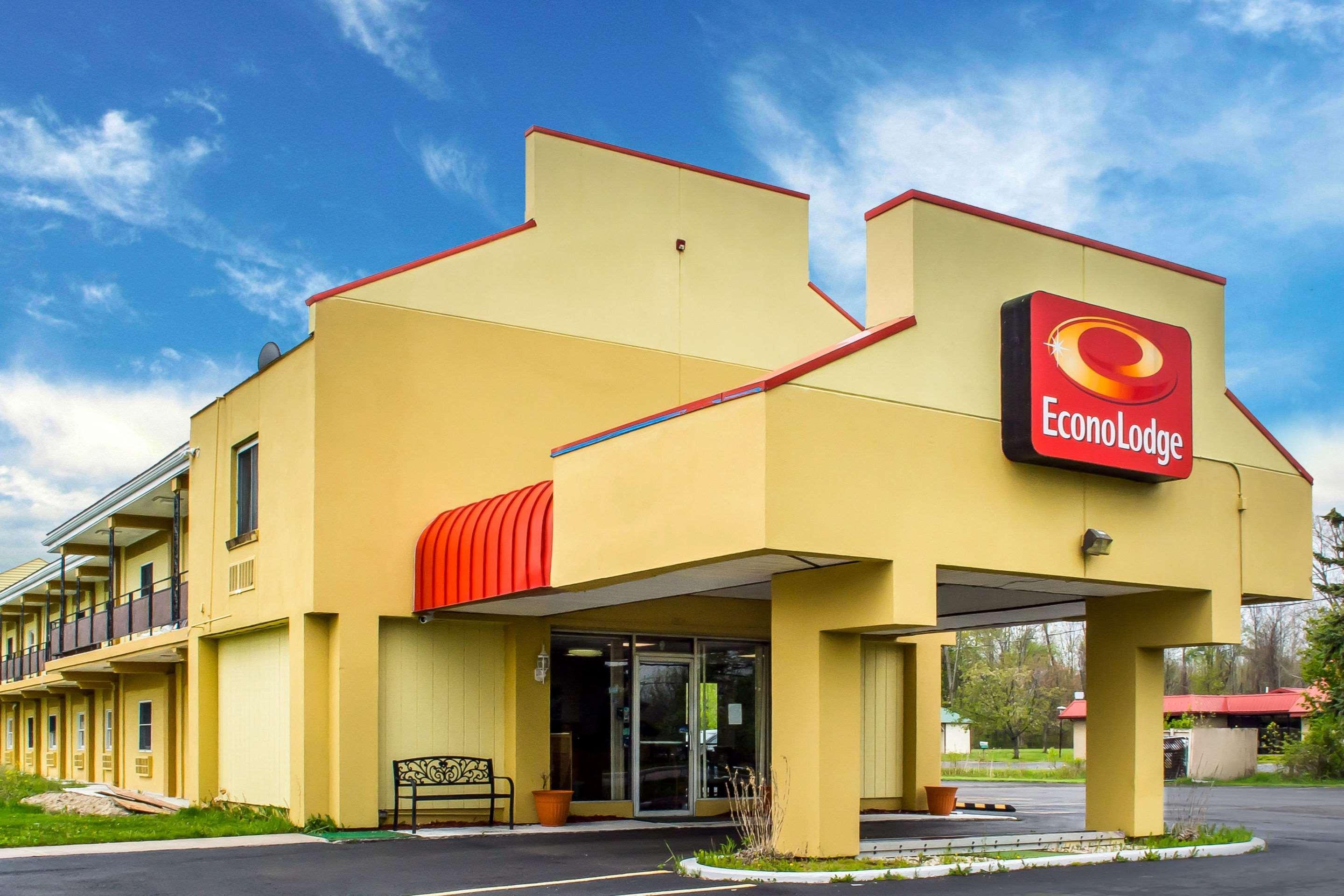 Econo Lodge Brockport Bagian luar foto