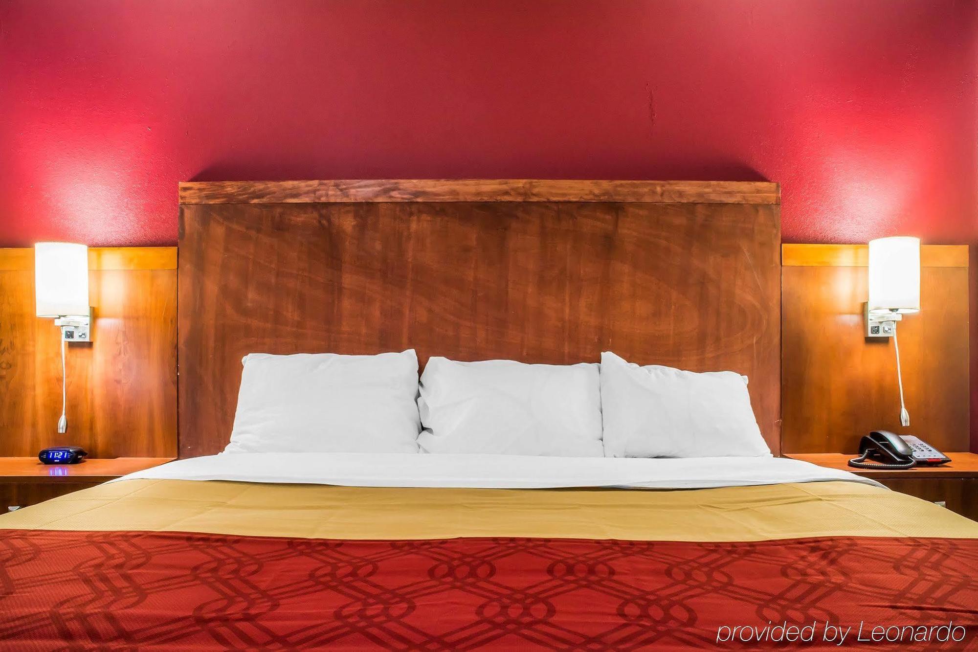 Econo Lodge Brockport Bagian luar foto
