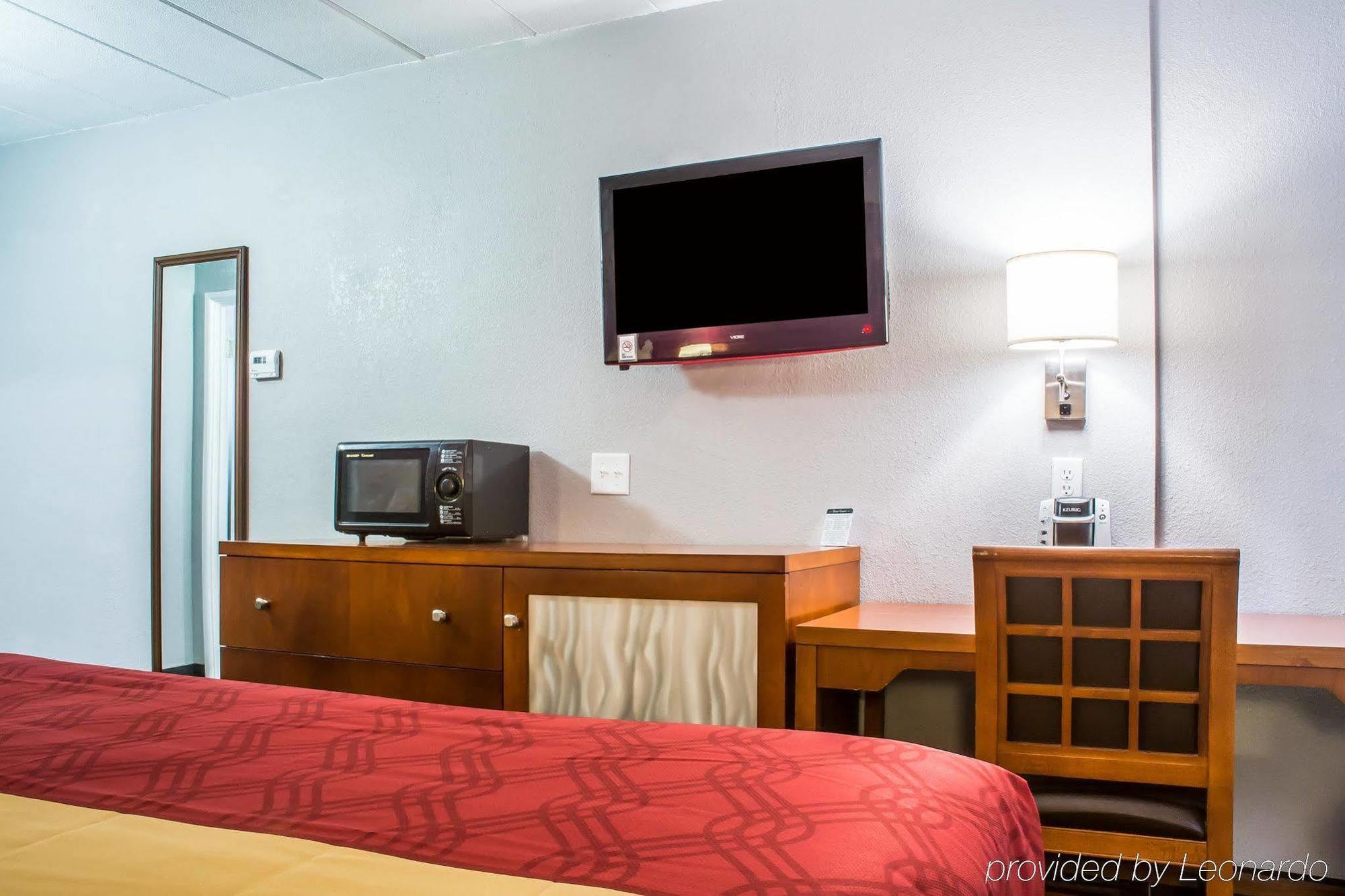 Econo Lodge Brockport Bagian luar foto