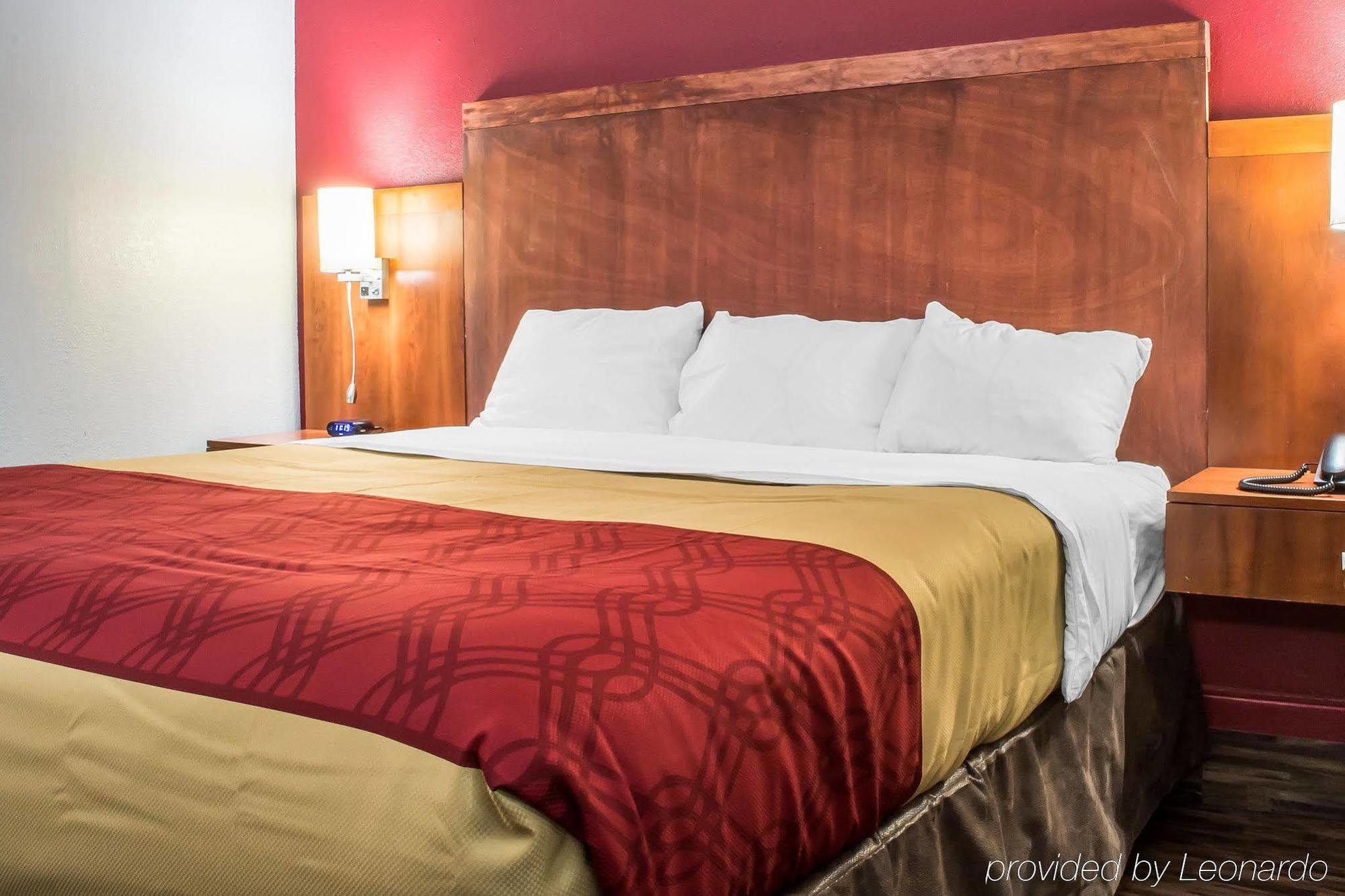 Econo Lodge Brockport Bagian luar foto